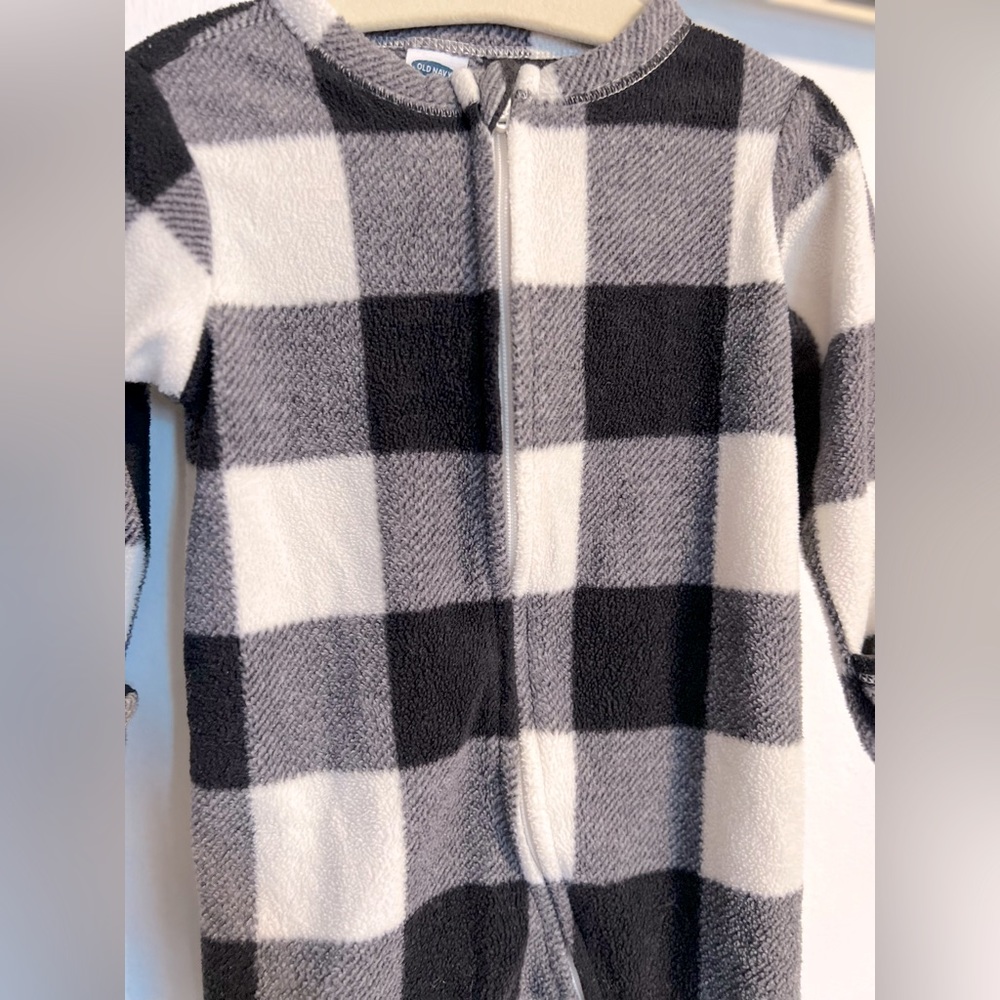 Old Navy Fleece Black and White Checkered Sleeper|Size:3-6months/6-9months - Picture 7 of 14